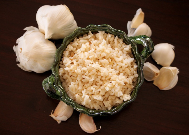garlic rice: arroz al ajillo
