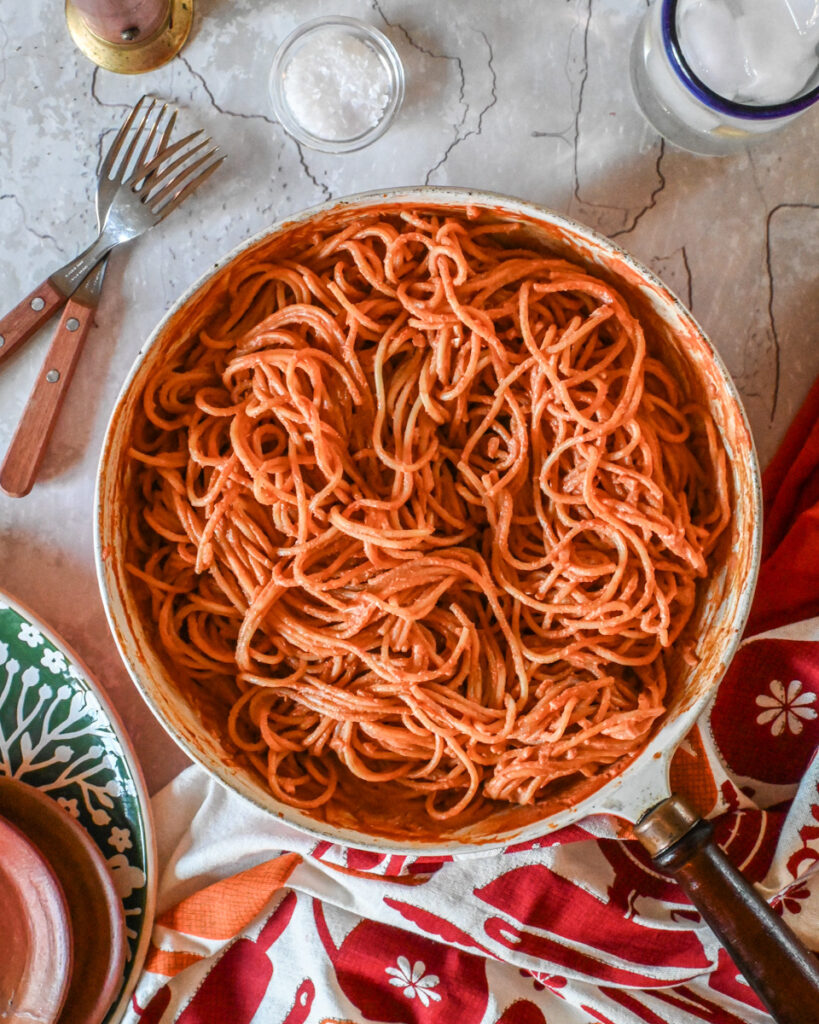Espagueti rojo cremoso