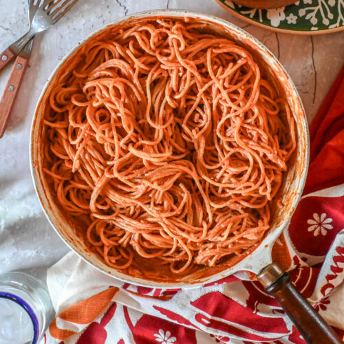 Espagueti rojo cremoso