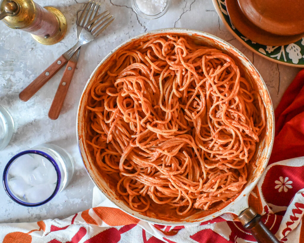 Espagueti rojo cremoso