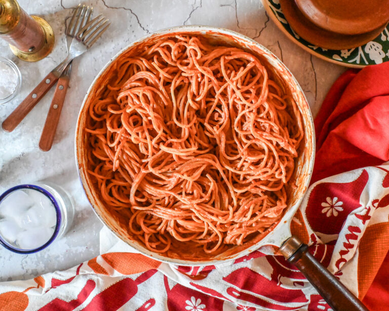 Espagueti rojo cremoso