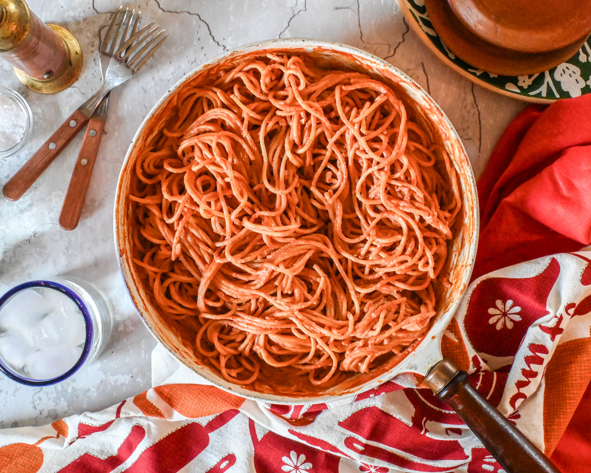 Espagueti rojo cremoso