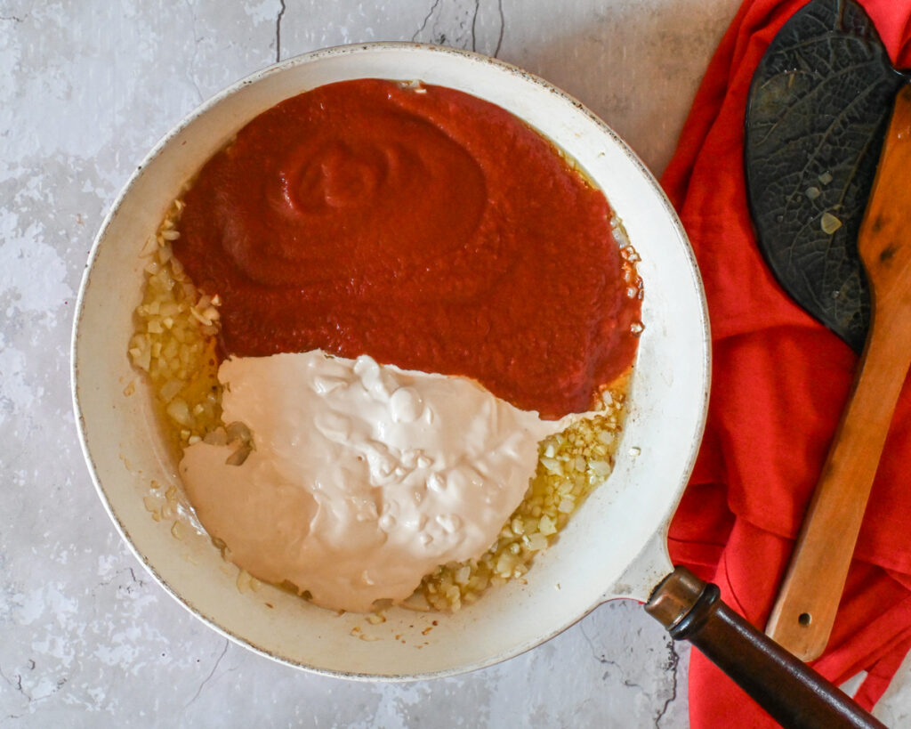 Espagueti rojo cremoso