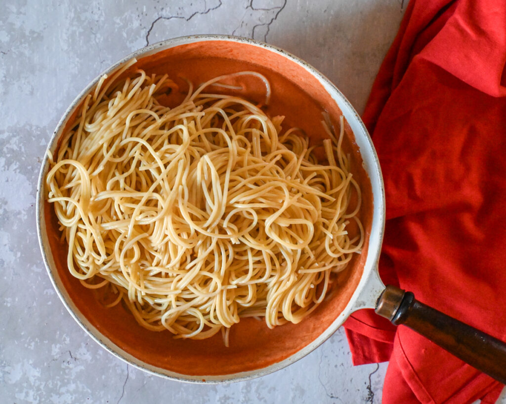 Espagueti rojo cremoso