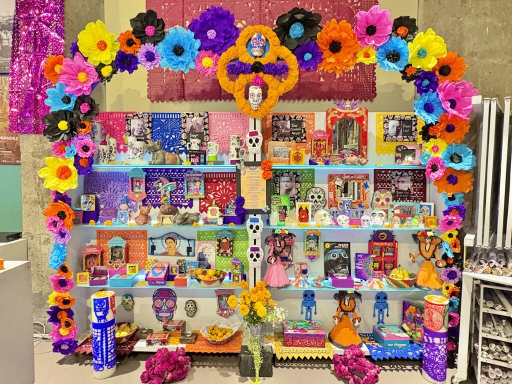 Altar de muertos Altar ideas Altares de muertos creativos Altar en casa Altar inspiration Day of the Dead Day of the Dead altar Day of the Dead decorations Day of the dead decor Dia de los muertos Dia de muertos Dia de muertos mexico Dia de muertos altar ideas Dia de los muertos ofrenda Dia de muertos decoracion Dia de los muertos altar