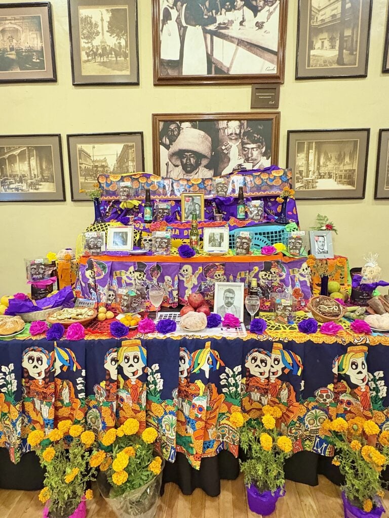 Altar de muertos Altar ideas Altares de muertos creativos Altar en casa Altar inspiration Day of the Dead Day of the Dead altar Day of the Dead decorations Day of the dead decor Dia de los muertos Dia de muertos Dia de muertos mexico Dia de muertos altar ideas Dia de los muertos ofrenda Dia de muertos decoracion Dia de los muertos altar
