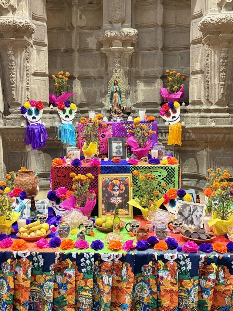 Altar de muertos Altar ideas Altares de muertos creativos Altar en casa Altar inspiration Day of the Dead Day of the Dead altar Day of the Dead decorations Day of the dead decor Dia de los muertos Dia de muertos Dia de muertos mexico Dia de muertos altar ideas Dia de los muertos ofrenda Dia de muertos decoracion Dia de los muertos altar