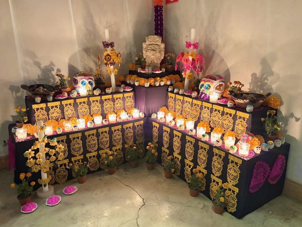 Altar de muertos Altar ideas Altares de muertos creativos Altar en casa Altar inspiration Day of the Dead Day of the Dead altar Day of the Dead decorations Day of the dead decor Dia de los muertos Dia de muertos Dia de muertos mexico Dia de muertos altar ideas Dia de los muertos ofrenda Dia de muertos decoracion Dia de los muertos altar