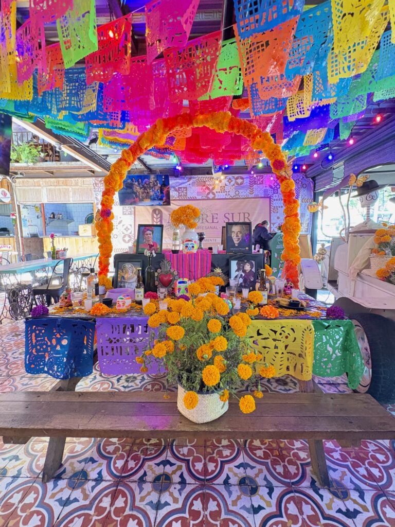 Altar de muertos Altar ideas Altares de muertos creativos Altar en casa Altar inspiration Day of the Dead Day of the Dead altar Day of the Dead decorations Day of the dead decor Dia de los muertos Dia de muertos Dia de muertos mexico Dia de muertos altar ideas Dia de los muertos ofrenda Dia de muertos decoracion Dia de los muertos altar