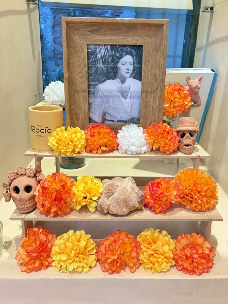 Altar de muertos Altar ideas Altares de muertos creativos Altar en casa Altar inspiration Day of the Dead Day of the Dead altar Day of the Dead decorations Day of the dead decor Dia de los muertos Dia de muertos Dia de muertos mexico Dia de muertos altar ideas Dia de los muertos ofrenda Dia de muertos decoracion Dia de los muertos altar
