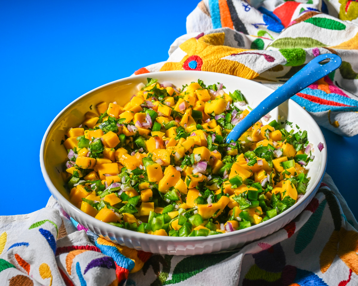 Mango salsa Mango salsa recipe Mango salsa chicken Mango salsa salmon Mango salsa for fish Mango salsa tacos Mango salsa recipe easy Mango salsa fish tacos Mango salsa shrimp tacos Salsa de mango Salsa de mango picante Salsa de mango para pezcado Salsa de mango para camarones