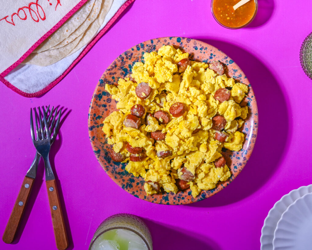 Huevos con weenies Huevos con salchicha Eggs with weenies Eggs with hot dogs