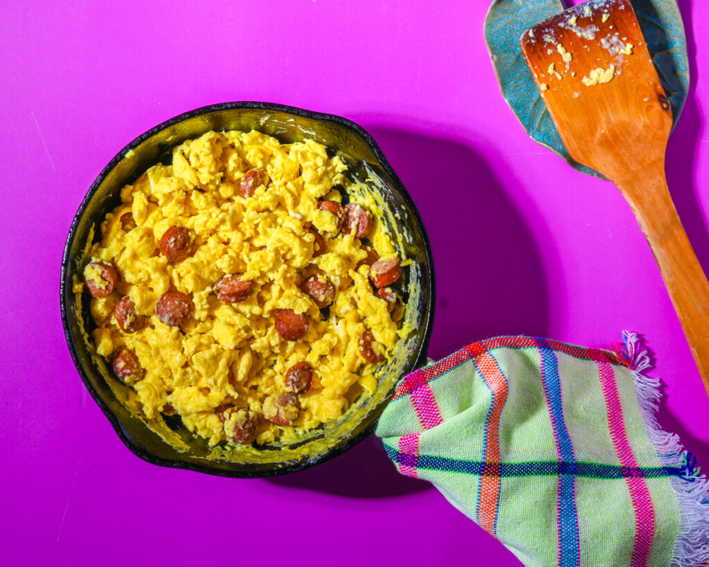 Huevos con weenies Huevos con salchicha Eggs with weenies Eggs with hot dogs