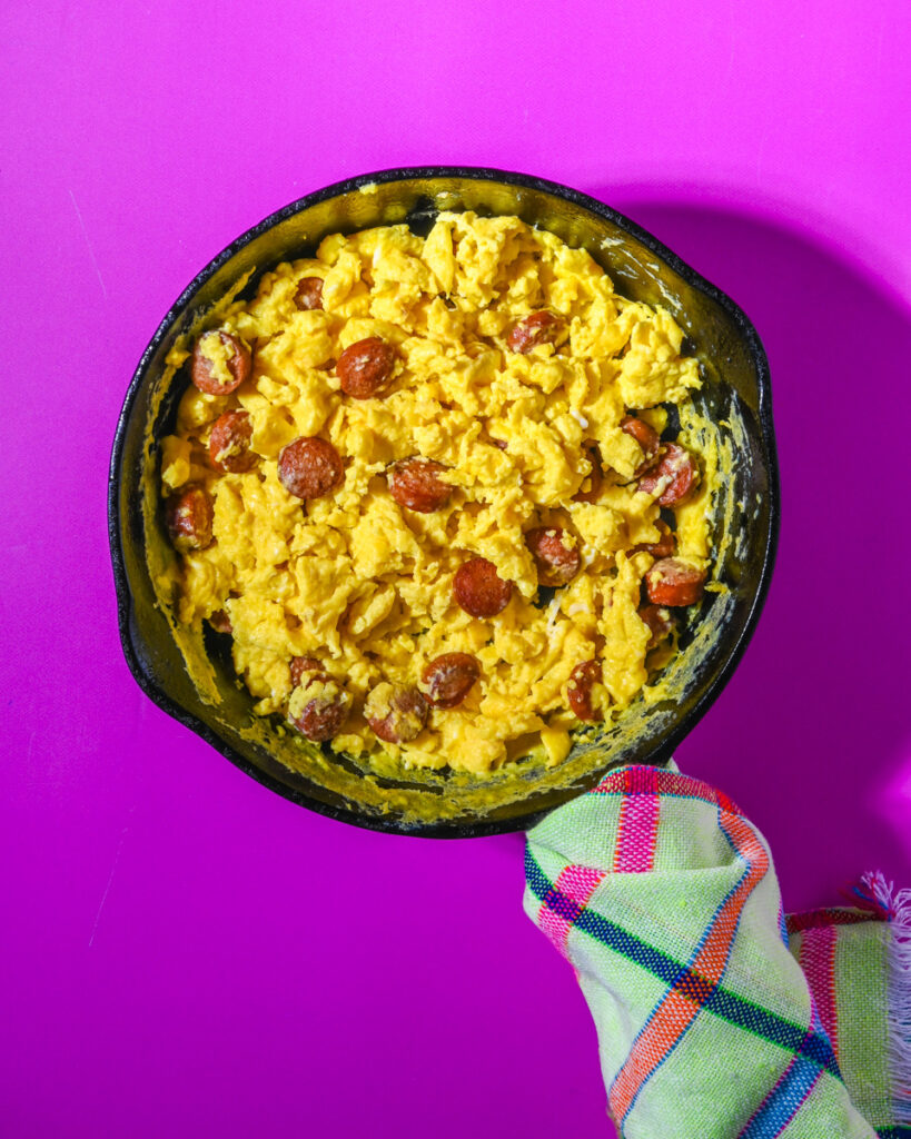 Huevos con weenies Huevos con salchicha Eggs with weenies Eggs with hot dogs